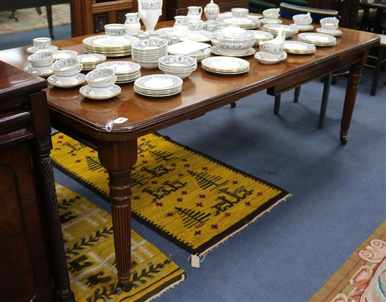 An Edwardian mahogany extending dining table, with two leaves Extends to 208cm x 120cm, H.76cm